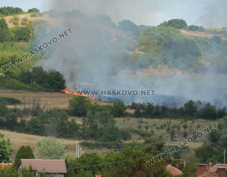 Пожар край Гарваново, гори ожънат житен блок