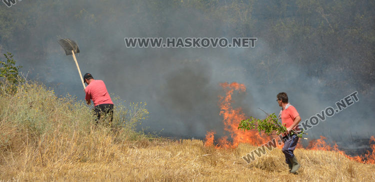 Пожар край Гарваново, гори ожънат житен блок