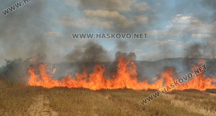 Пожар край Гарваново, гори ожънат житен блок