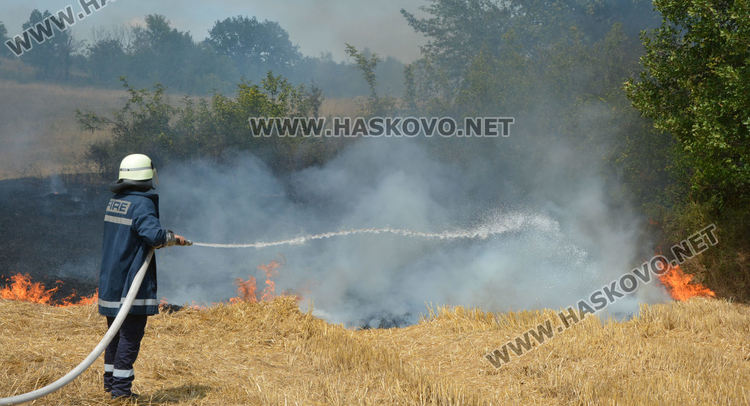 Пожар край Гарваново, гори ожънат житен блок