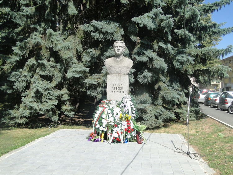 Перник и Радомир почетоха рождението на Апостола