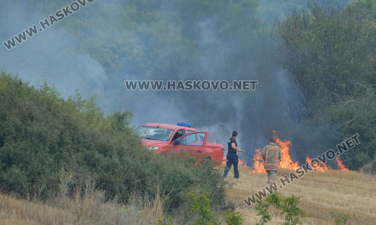 Пожар край Гарваново, гори ожънат житен блок
