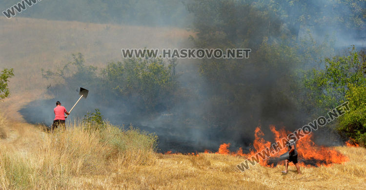 Пожар край Гарваново, гори ожънат житен блок