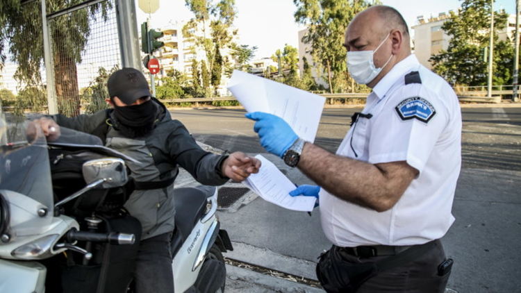 Глоба 500 евро за чужденците в Гърция без специален формуляр и баркорд