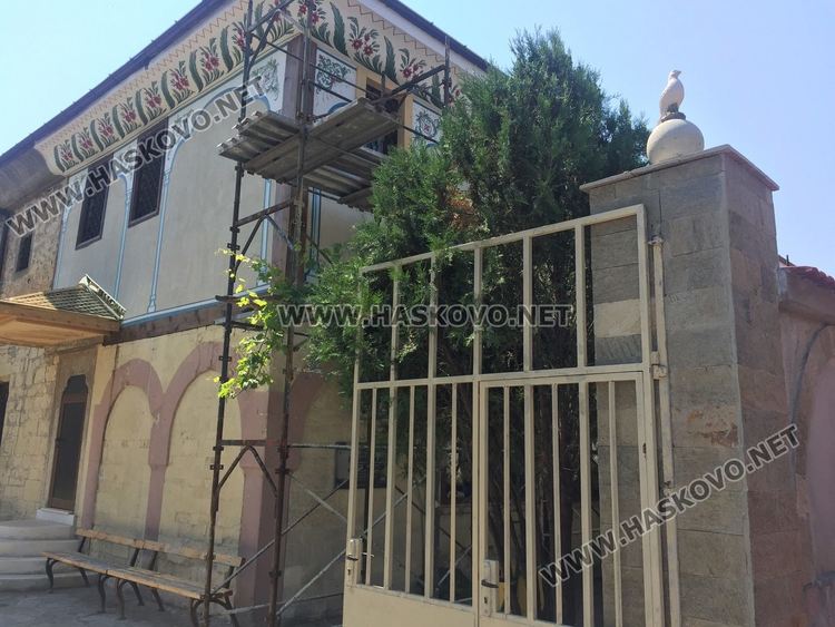 Зограф от Хисаря рисува фасадата на църквата „Св. Богородица“ в Хасково