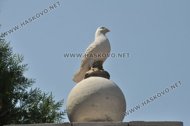 Зограф от Хисаря рисува фасадата на църквата „Св. Богородица“ в Хасково