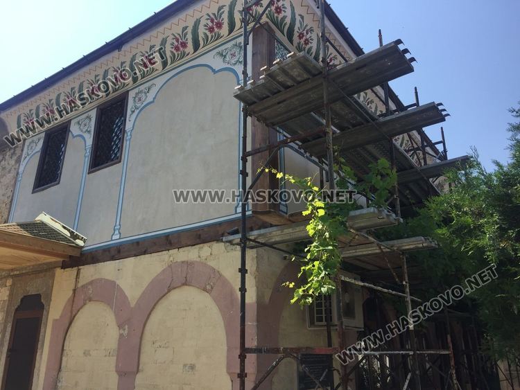Зограф от Хисаря рисува фасадата на църквата „Св. Богородица“ в Хасково