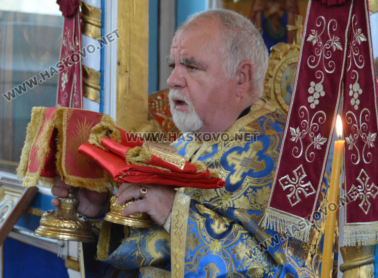 Отец Петър служи с маска на храмовия празник в с.Воден