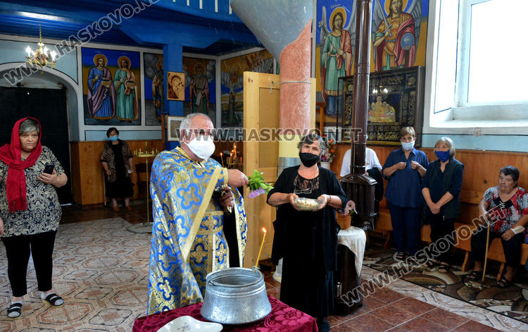 Отец Петър служи с маска на храмовия празник в с.Воден