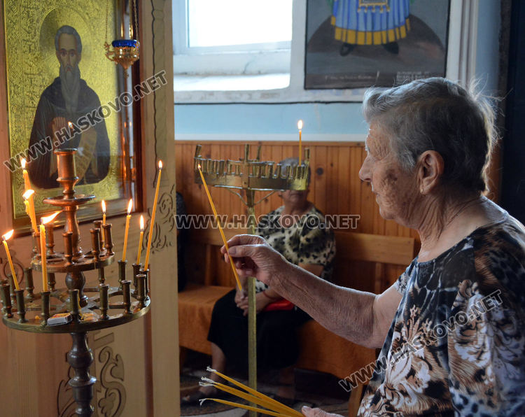 Отец Петър служи с маска на храмовия празник в с.Воден