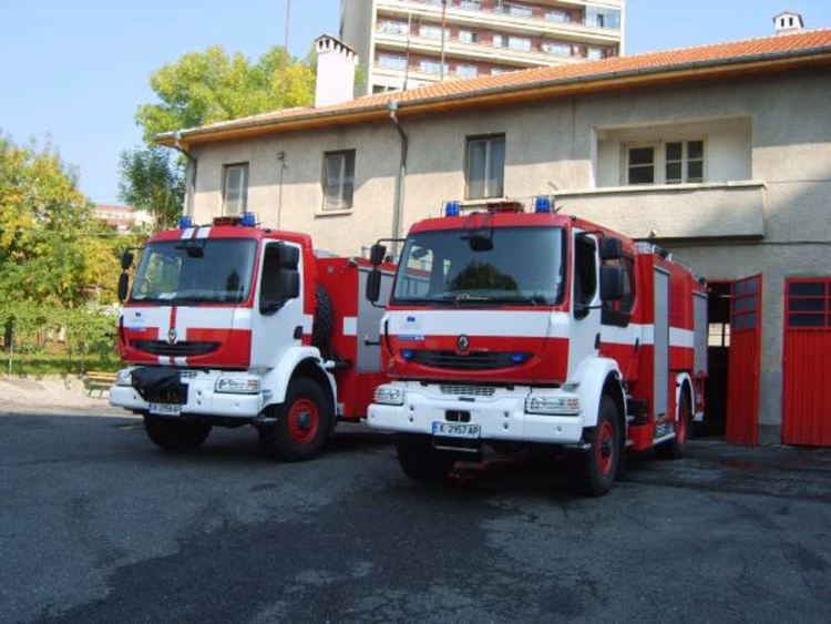 Ловиха змии във вила, гасиха горящи отпадъци, сухи треви и горска постеля