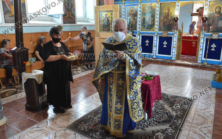 Отец Петър служи с маска на храмовия празник в с.Воден