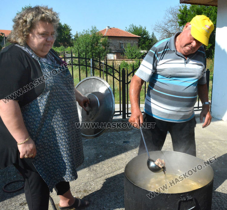 Отец Петър служи с маска на храмовия празник в с.Воден