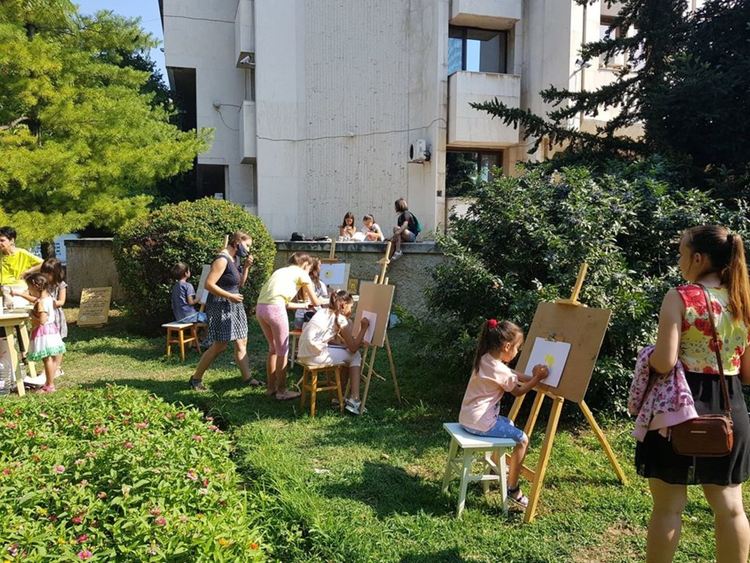 Художничка организира рисуване и изложба на детски емоджита