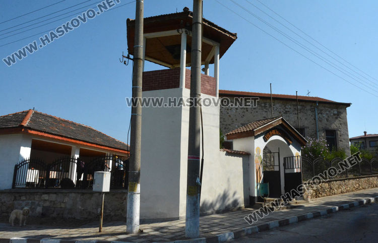 Отец Петър служи с маска на храмовия празник в с.Воден