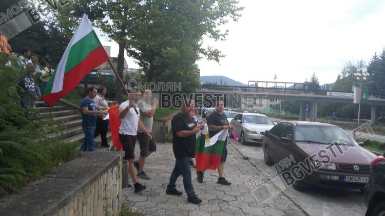 Отново протест в Смолян, протестиращите минаха в шествие през центъра на града