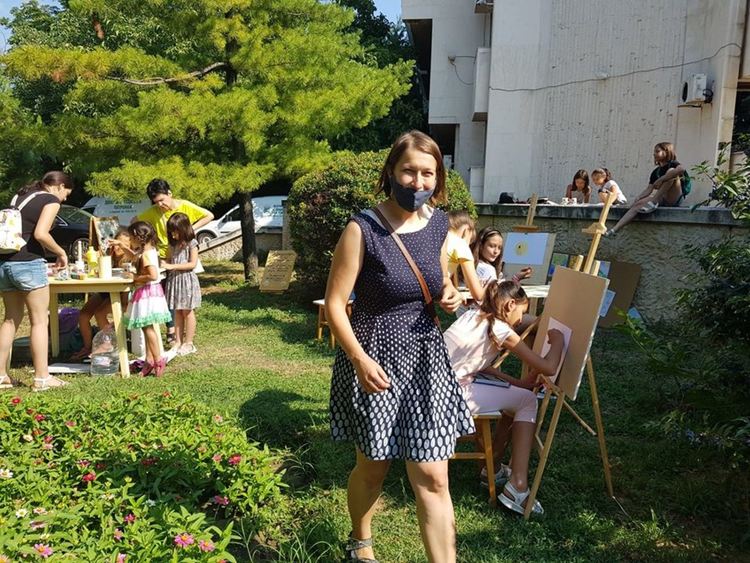 Художничка организира рисуване и изложба на детски емоджита