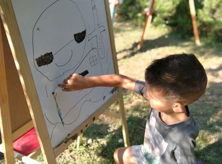 Художничка организира рисуване и изложба на детски емоджита