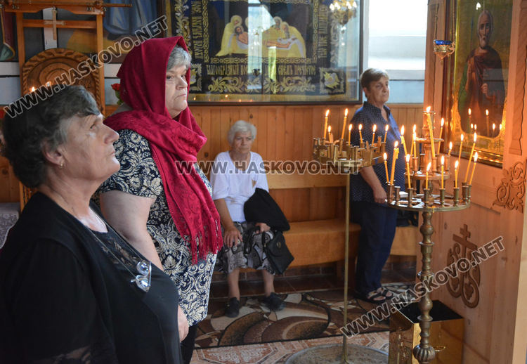 Отец Петър служи с маска на храмовия празник в с.Воден