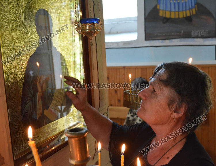 Отец Петър служи с маска на храмовия празник в с.Воден