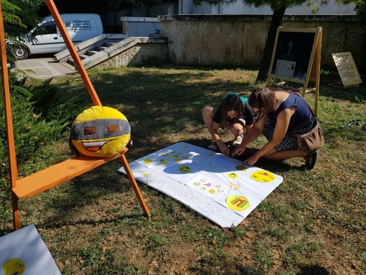 Художничка организира рисуване и изложба на детски емоджита