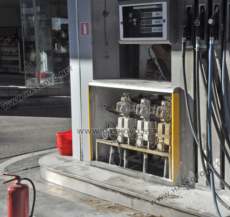 Инцидент в бензиностанция в Хасково вдигна пожарната на крак