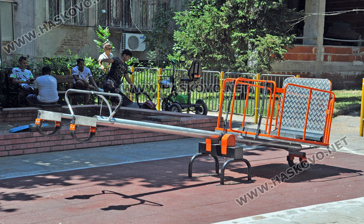 Вандали счупиха люлката за деца с увреждания в Хасково