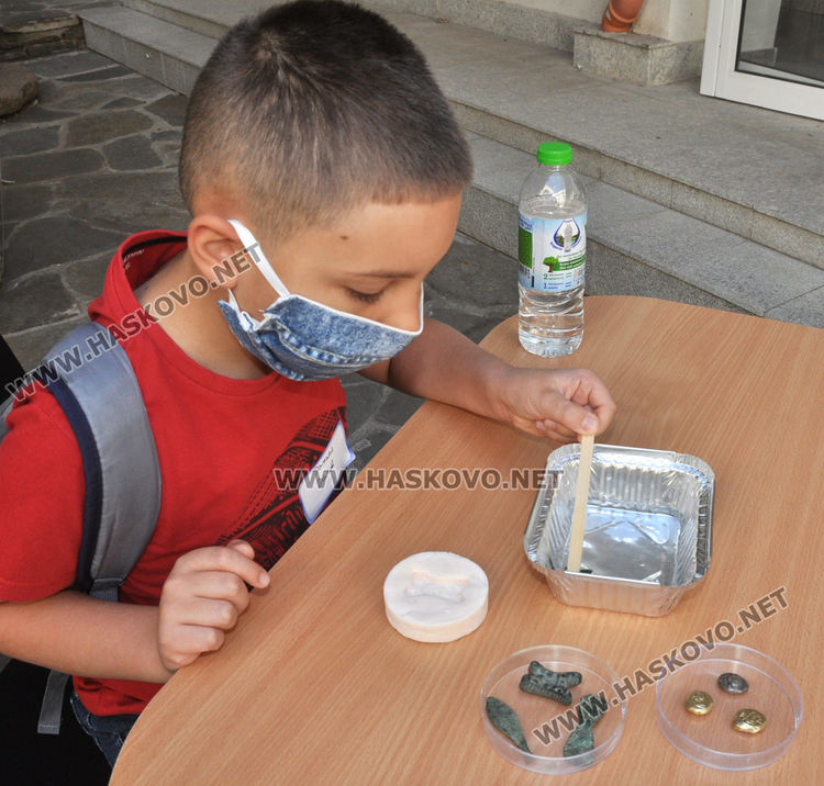 До първите „разменни монети“ се докоснаха децата от работилницата в Музея
