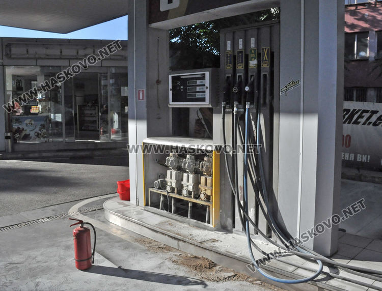 Инцидент в бензиностанция в Хасково вдигна пожарната на крак