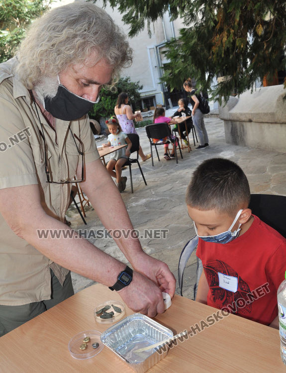 До първите „разменни монети“ се докоснаха децата от работилницата в Музея