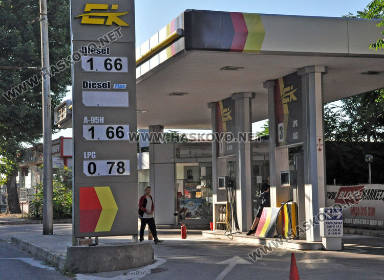 Инцидент в бензиностанция в Хасково вдигна пожарната на крак