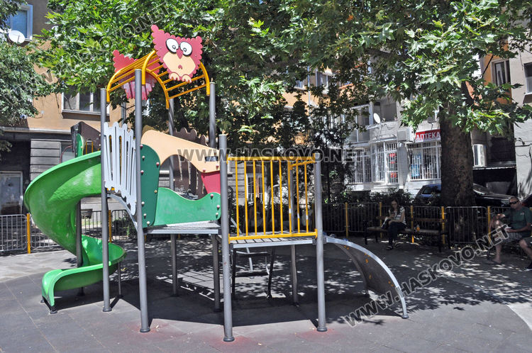 Вандали счупиха люлката за деца с увреждания в Хасково