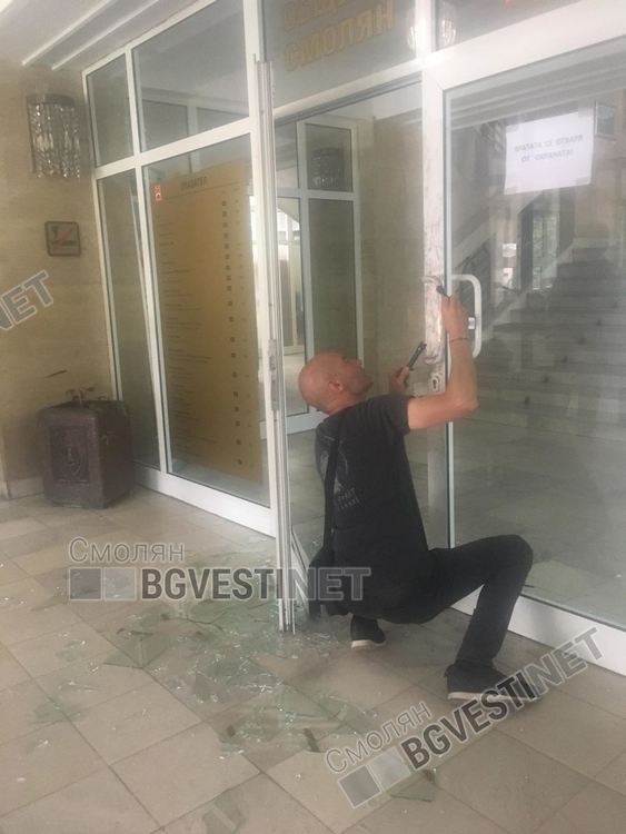 Бездомник изпочупи прозорци на общината, искал да счупи главата на Мелемов