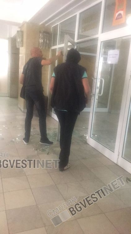 Бездомник изпочупи прозорци на общината, искал да счупи главата на Мелемов