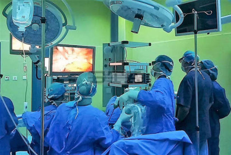 В Плевен отстраниха тумор от жена в уникален за България операционен блок за лицево-черепна хирургия