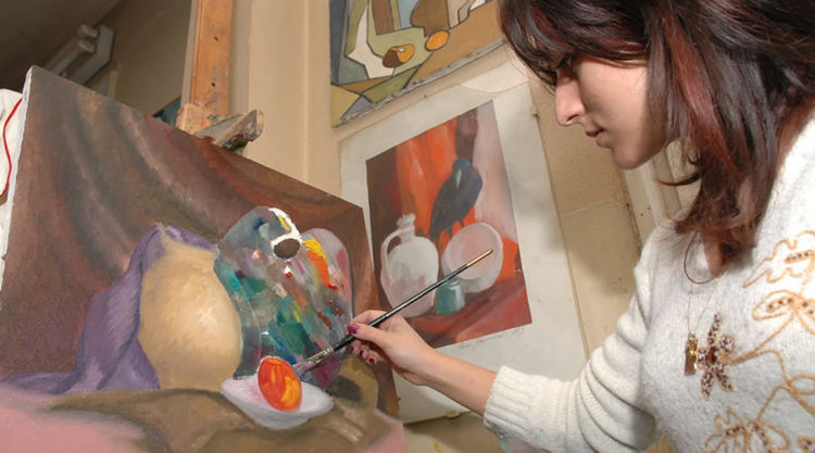 Рисуване няма как да се учи онлайн, категорични са от гимназията за  приложни изкуства 