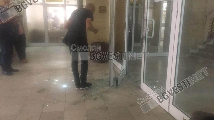 Бездомник изпочупи прозорци на общината, искал да счупи главата на Мелемов