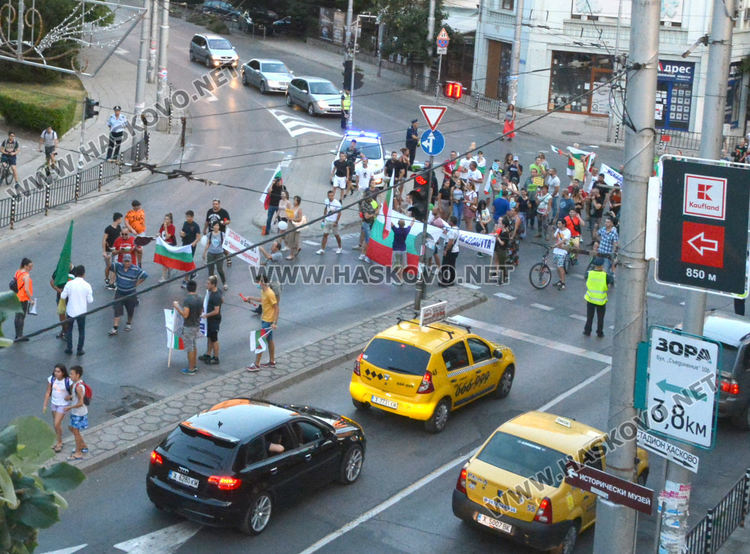 България, но не като имитационен продукт, поискаха протестиращите на площад “Свобода“