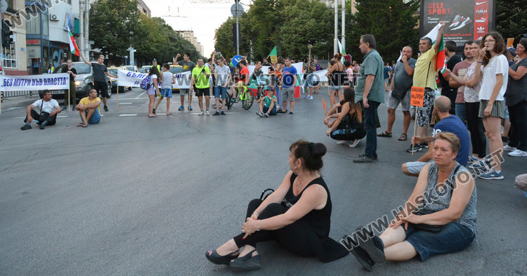 България, но не като имитационен продукт, поискаха протестиращите на площад “Свобода“