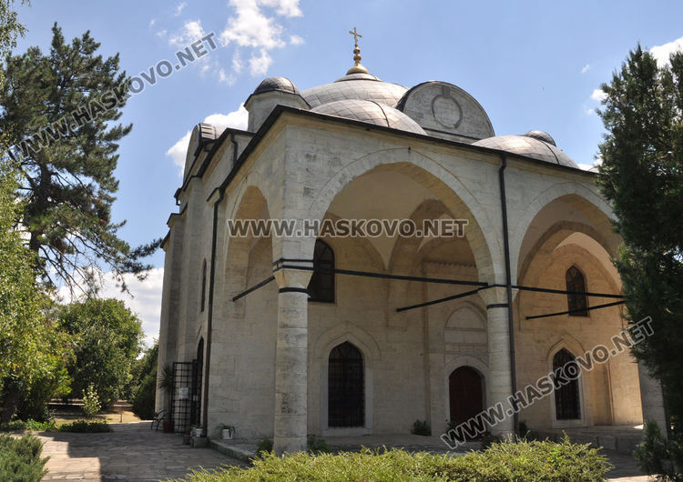 Халките по ключовите камъни са само две- на западния и източния, а трябва да сеа четири