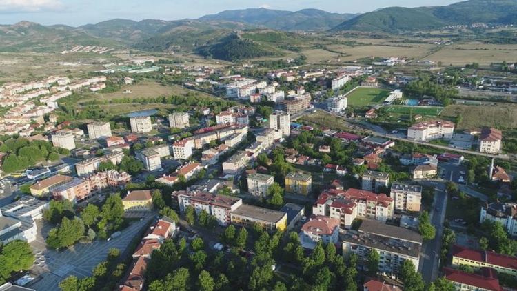 Инсталация с 200 разноцветни чадъра оцветява Момчилград