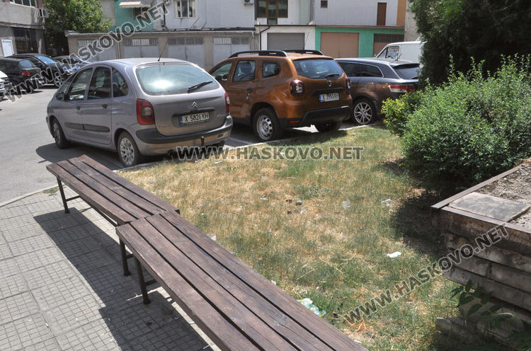 Хасковлии се жалваха от непочистен паркинг до блок в центъра
