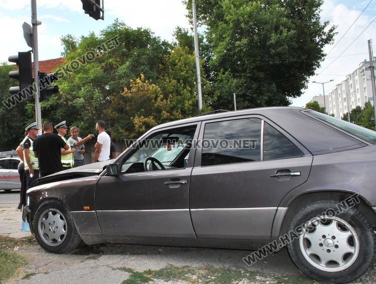 Мерцедес и Рено се разбиха на булевард „Васил Левски“