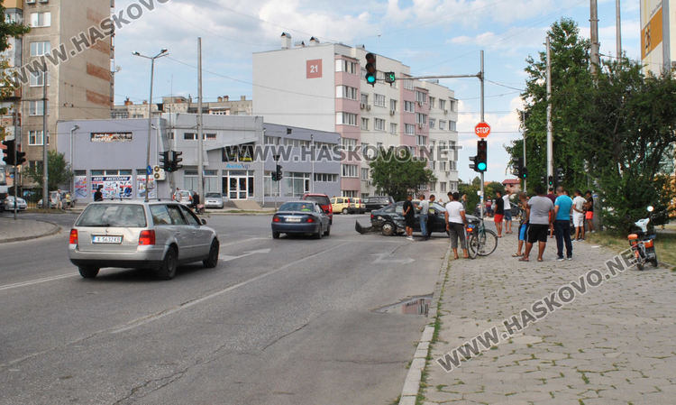 Мерцедес и Рено се разбиха на булевард „Васил Левски“