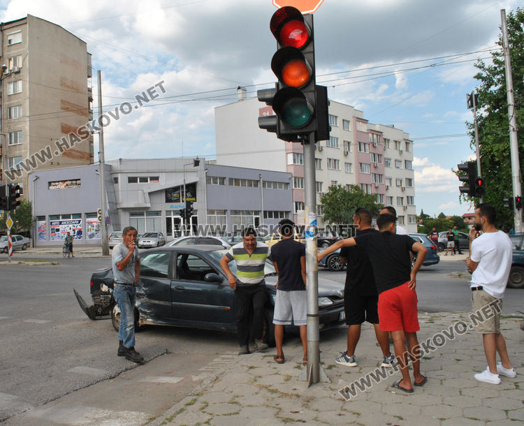 Мерцедес и Рено се разбиха на булевард „Васил Левски“