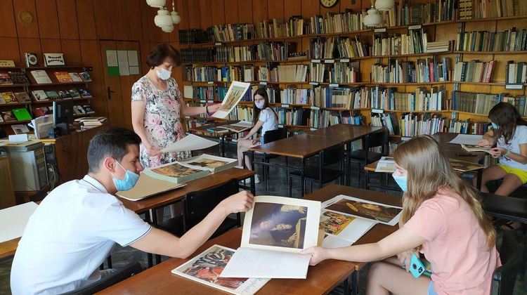 Даниел Русев изнесе урок „Италиански ренесанс“ пред деца в библиотеката