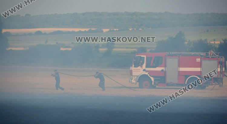 Пламна ожънат житен блок на метри от маркет между Хасково и Димитровград