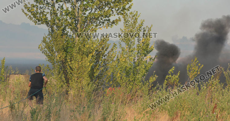 Пламна ожънат житен блок на метри от маркет между Хасково и Димитровград