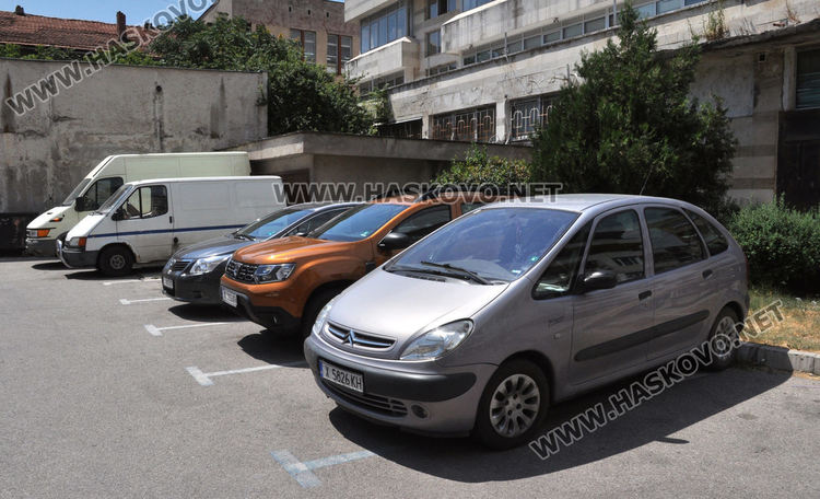 Хасковлии се жалваха от непочистен паркинг до блок в центъра