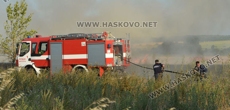 Пламна ожънат житен блок на метри от маркет между Хасково и Димитровград